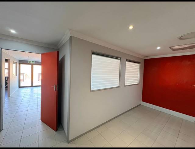 113M² OFFICE TO LET IN FOURWAYS
